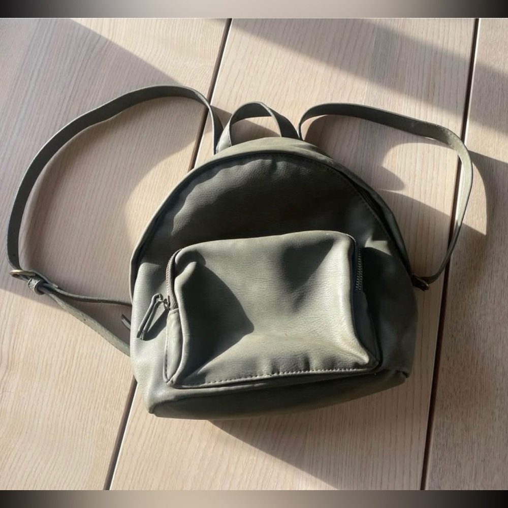 Universal Thread midsize green pleather backpack, midi backpack bag green